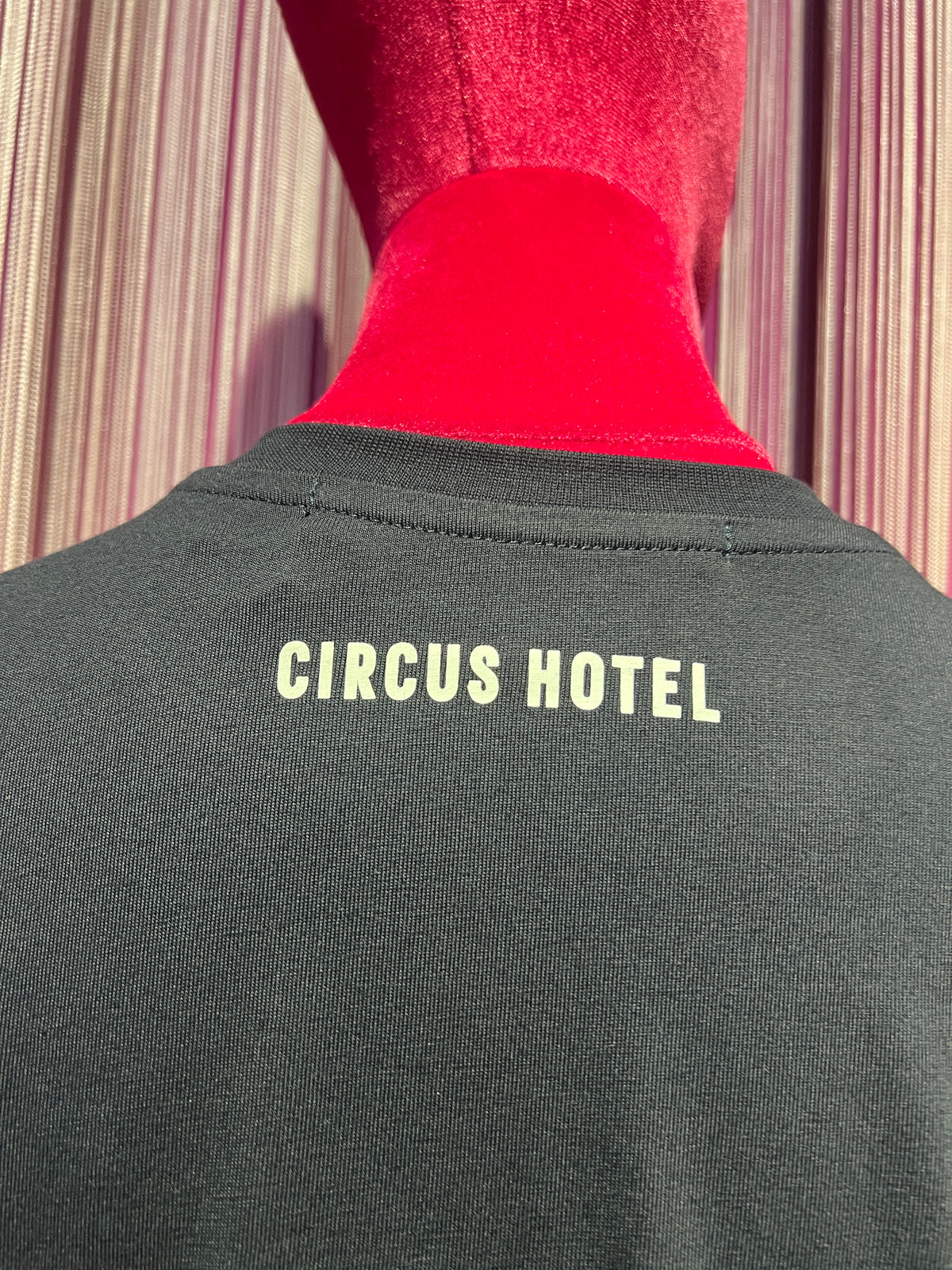 Circus Hotel t shirt senza maniche blu con decorazioni cristalli e strass giro spalla