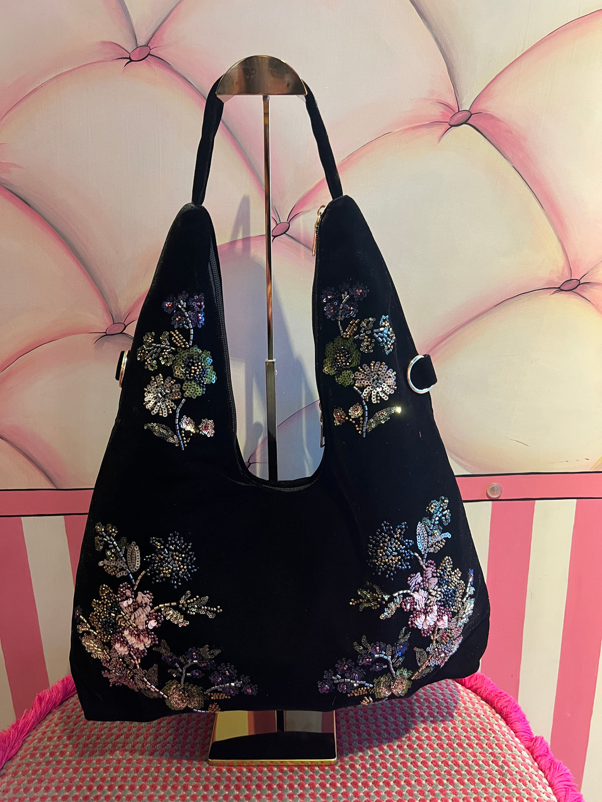Borsa a spalla di velluto nero ricami floreali di paillettes e perline stile orientale con tracollina