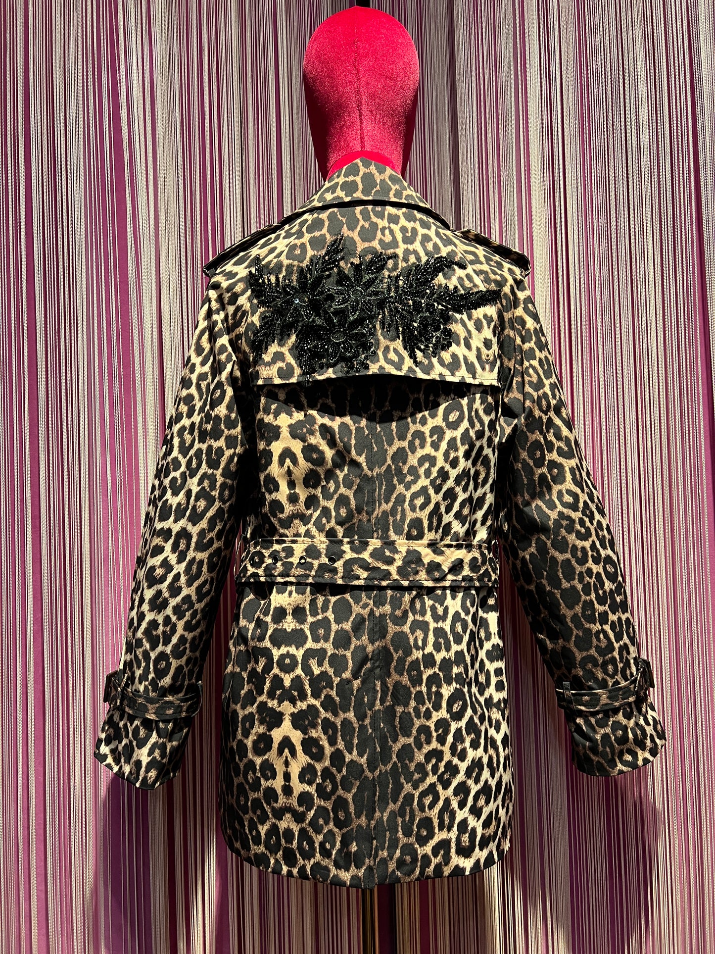 The room trench corto  doppiopetto con cinta, stampa leopardata patch fiore con paillettes nero dietro