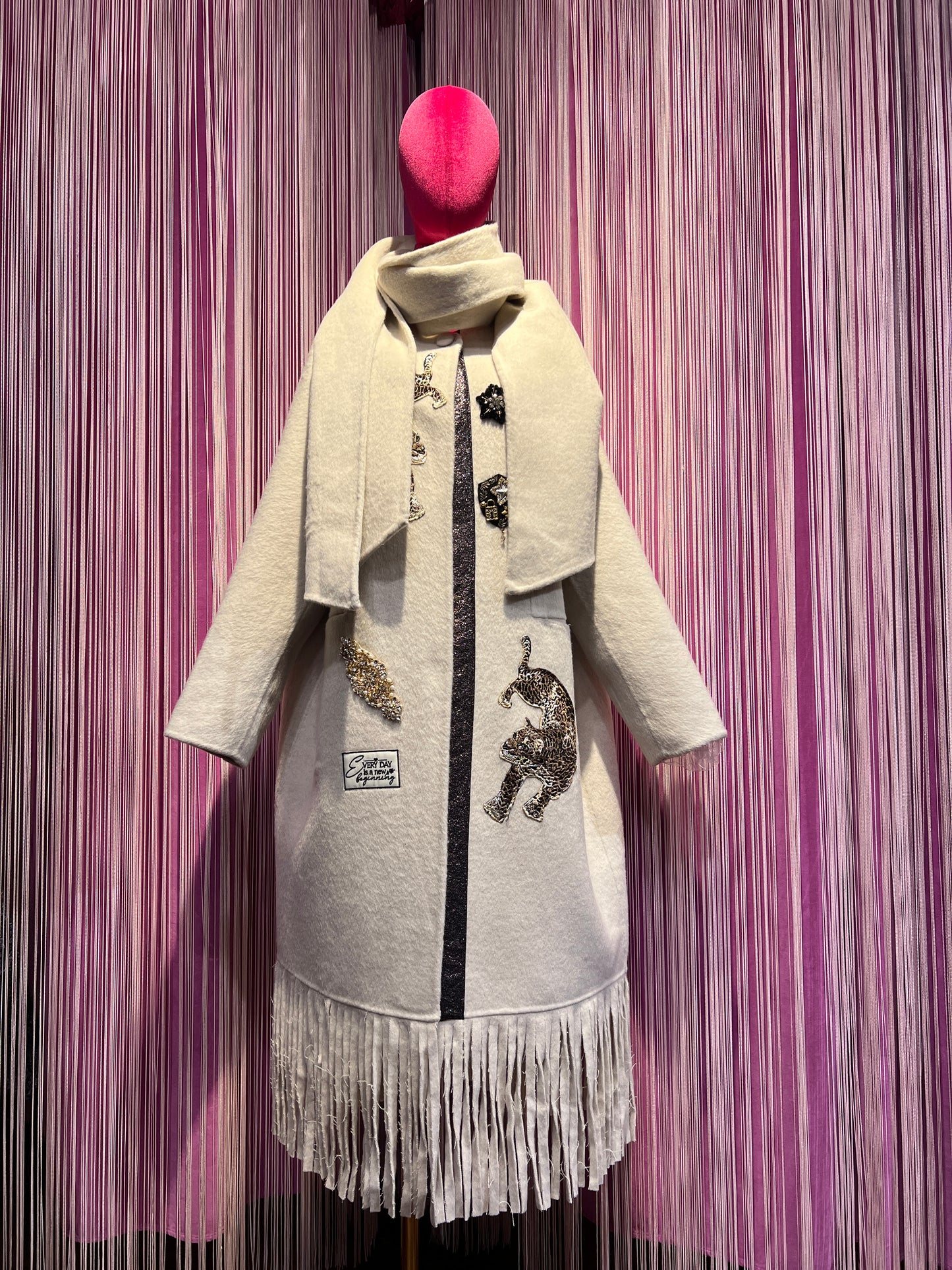 ABpink 🩷cappotto panna sfoderato con frange e sciarpa rimovibile, con patch cristalli e tigri