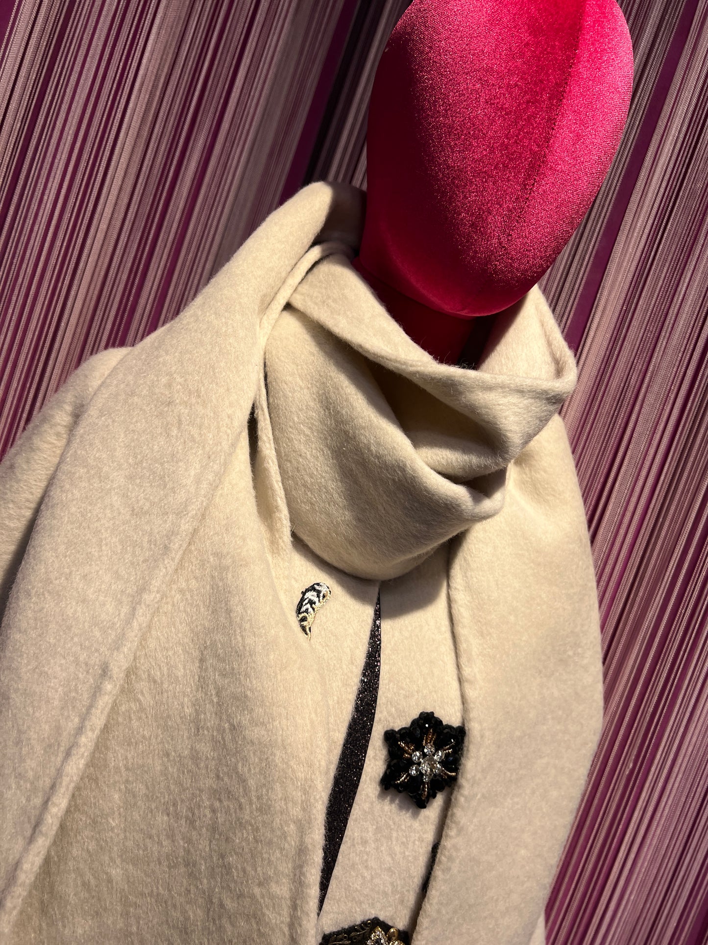 ABpink 🩷cappotto panna sfoderato con frange e sciarpa rimovibile, con patch cristalli e tigri