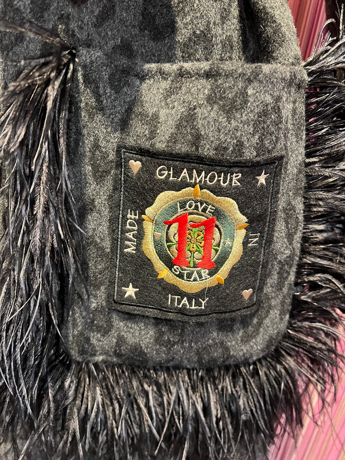 11 love is glamour cappotto fantasia leopardata grigia con tasche patch e piume