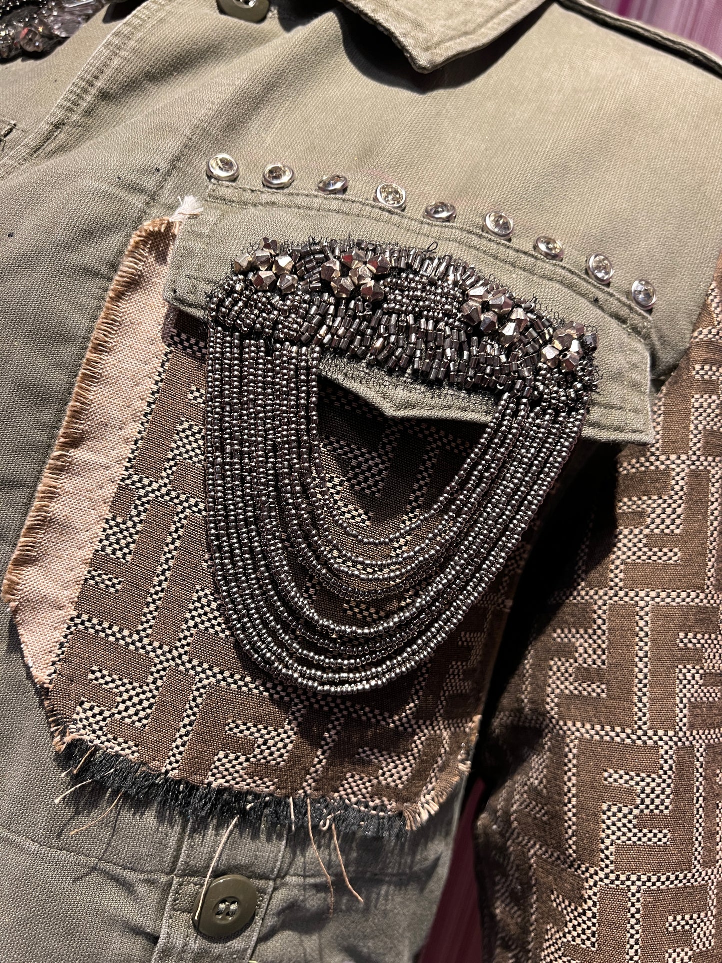 ABpink 🩷 la verdina , giacca militare con patch tigre, fiori cristalli e tessuto FF