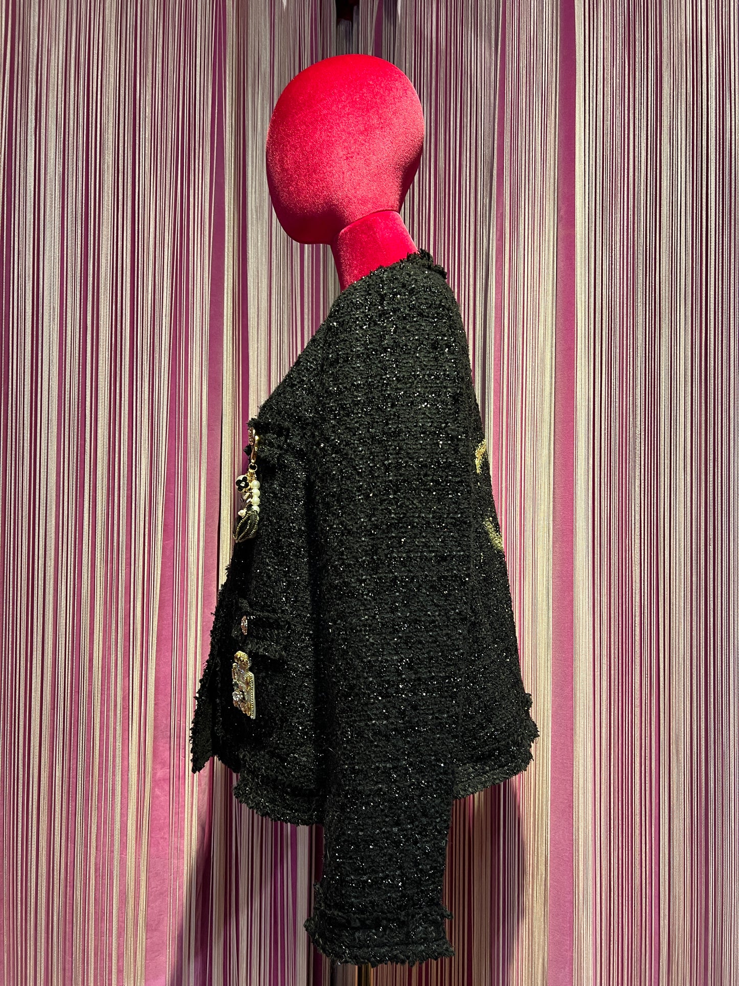 ABpink 🩷 giacca in tweed boucle’ nera con spille