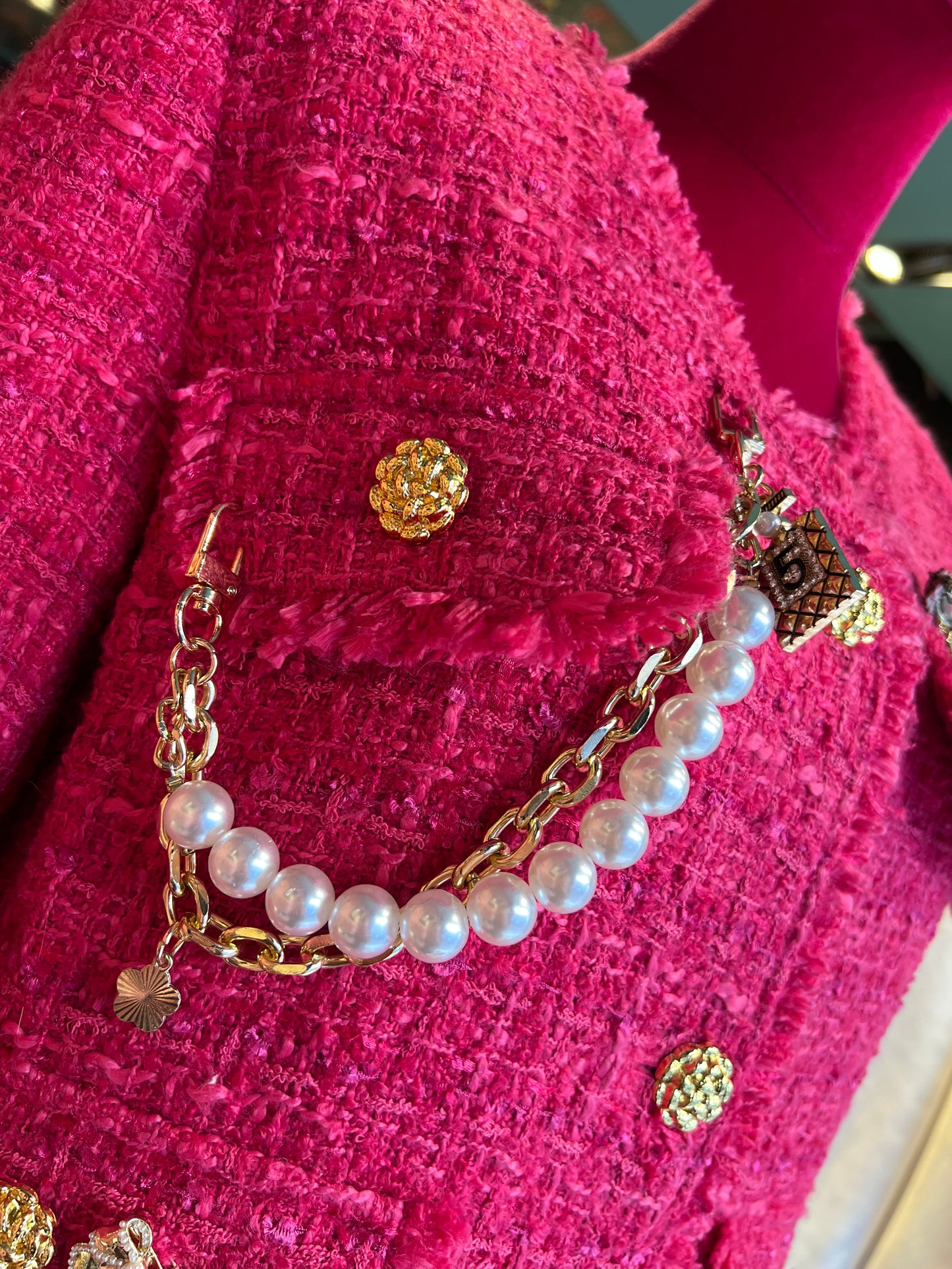 ABpink🩷 giacca in tweed boucle’ rosa fucsia con applicazioni perle e spille