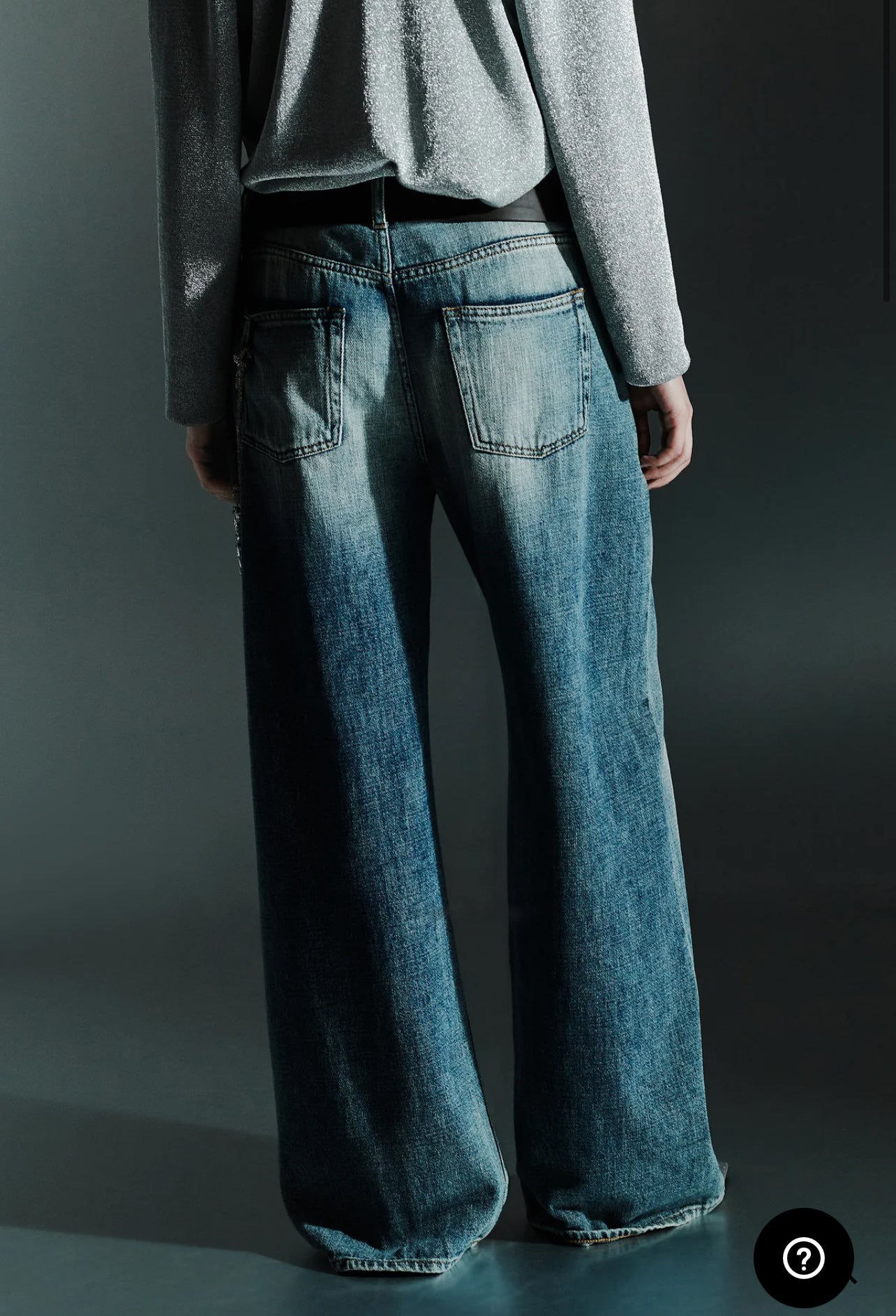 Circus Hotel jeans over size con catena gioiello