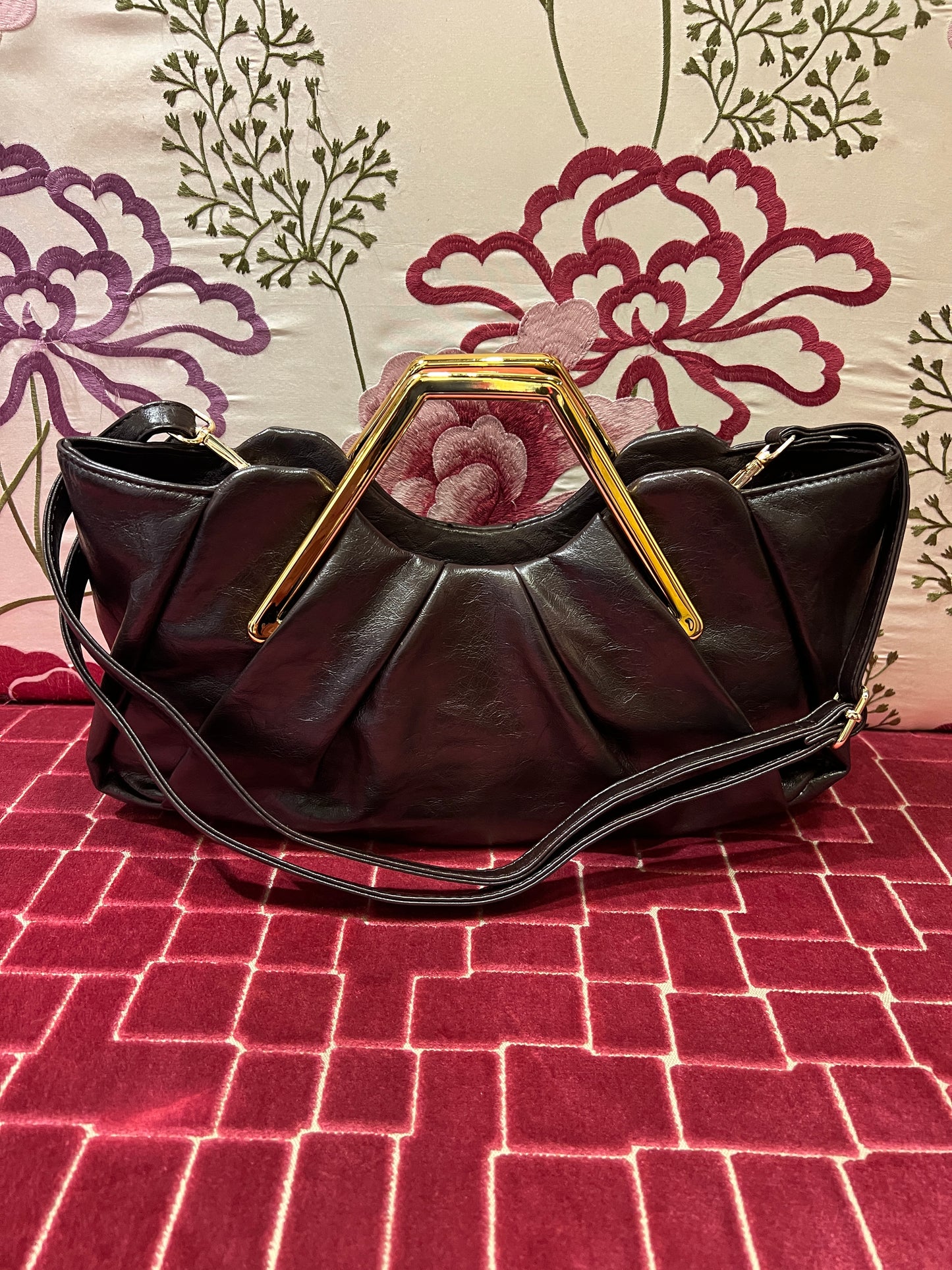 Borsa manico rigido effetto metallico color oro , tracollina ecopelle testa di moro