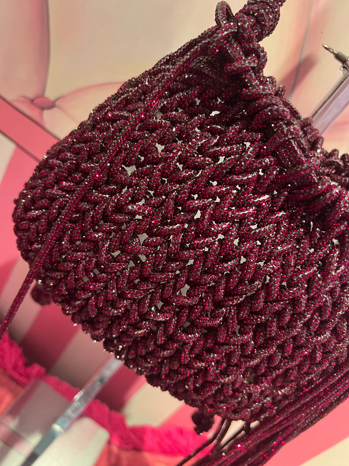 Borsa motivo intrecciato cristalli rosso bordeaux con frange di cristalli