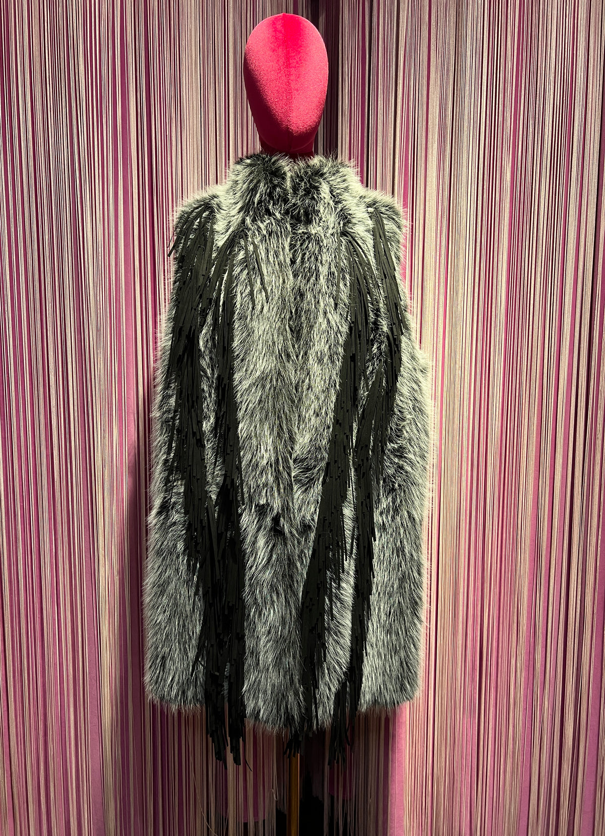 Uncommon gilet di simil pelliccia con frange nero e bianco vestibilita’ over