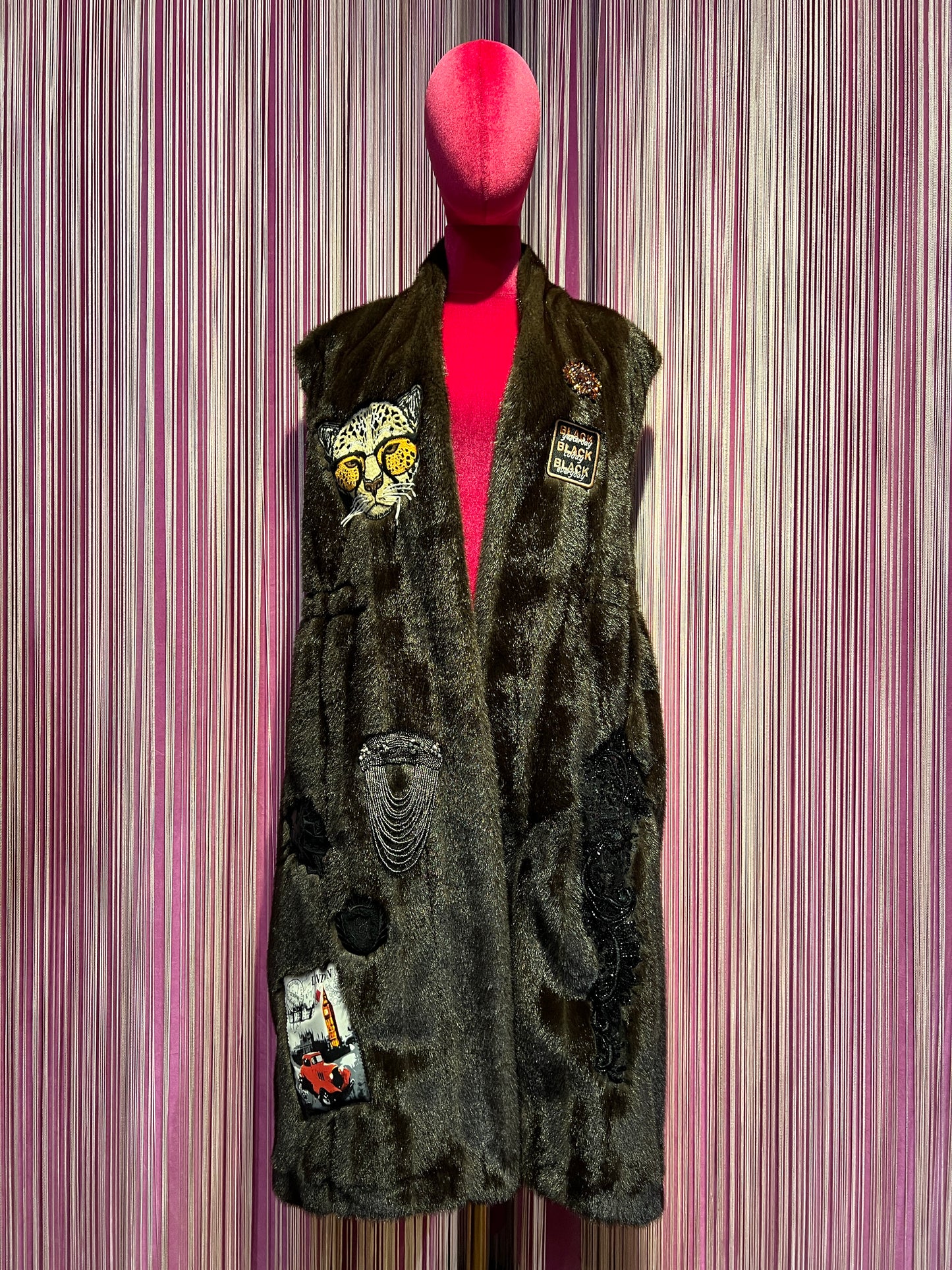 ABpink 🩷gilet eco visone con patch leopardo, patch cristalli e paillettes