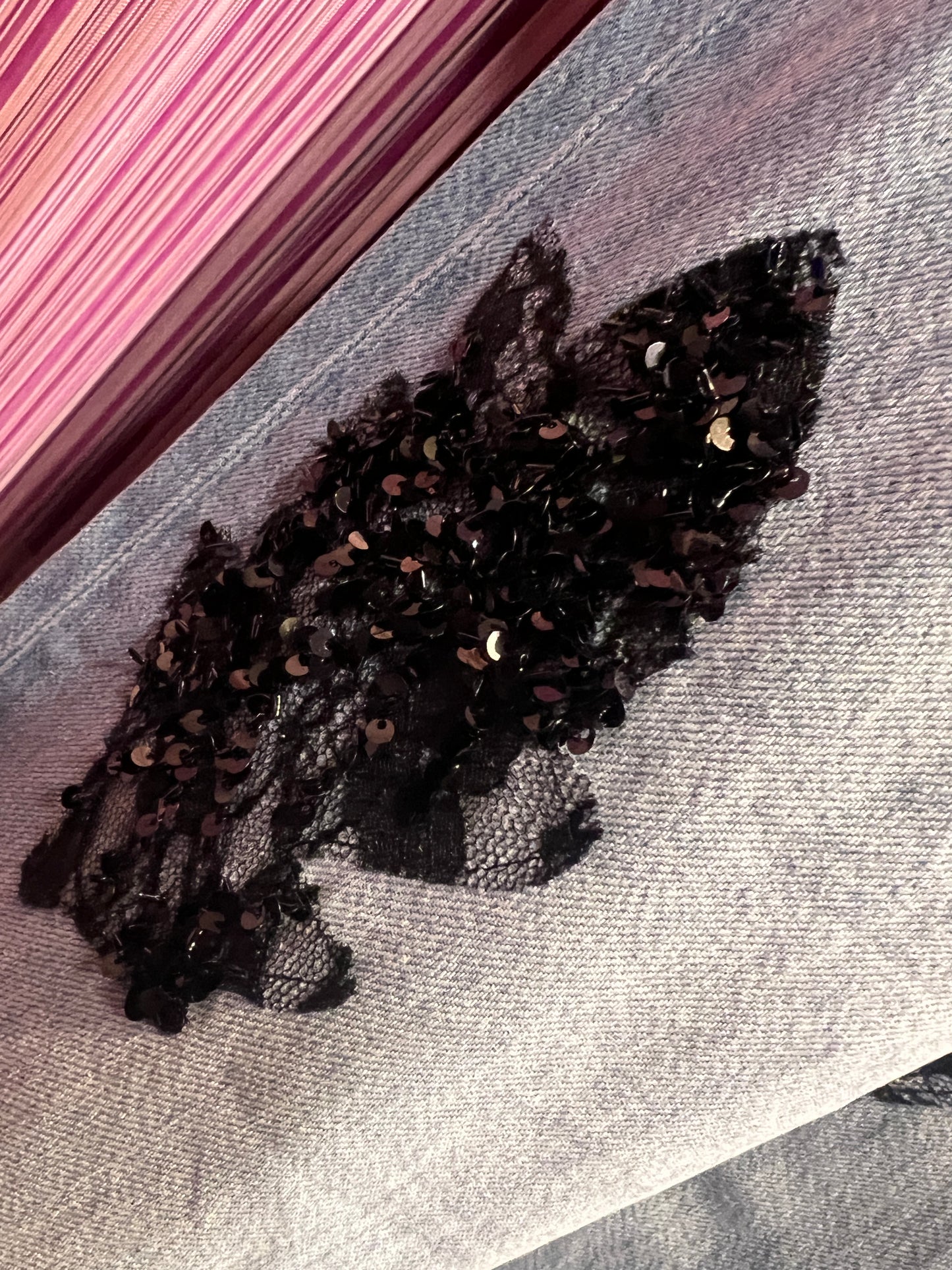 The room jeans over a palazzo con applicazioni pizzo