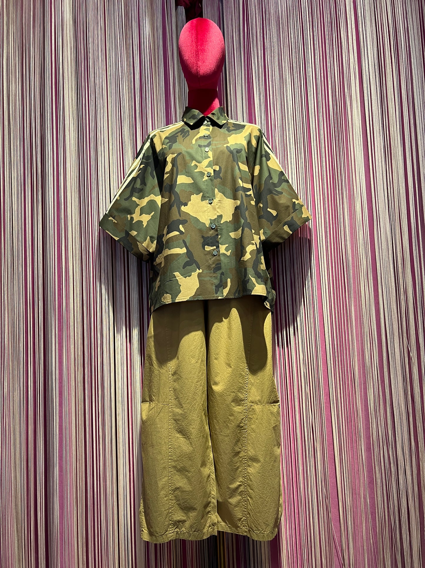 Mon amour Paris completo camicia camouflage con applicazione farfalla paillettes dietro e pantalone largo con elastico in vita