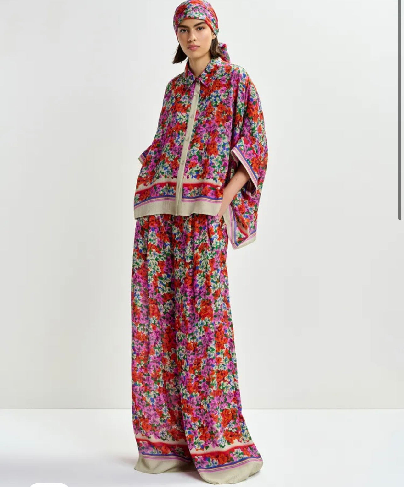 Essentiel antwerp -40% dí sconto completo pantalone e camicia oversize in misto seta multicolore con stampa floreale