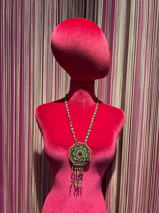 Collana lunga perline multicolor verde azzurro rosso con centrale perline