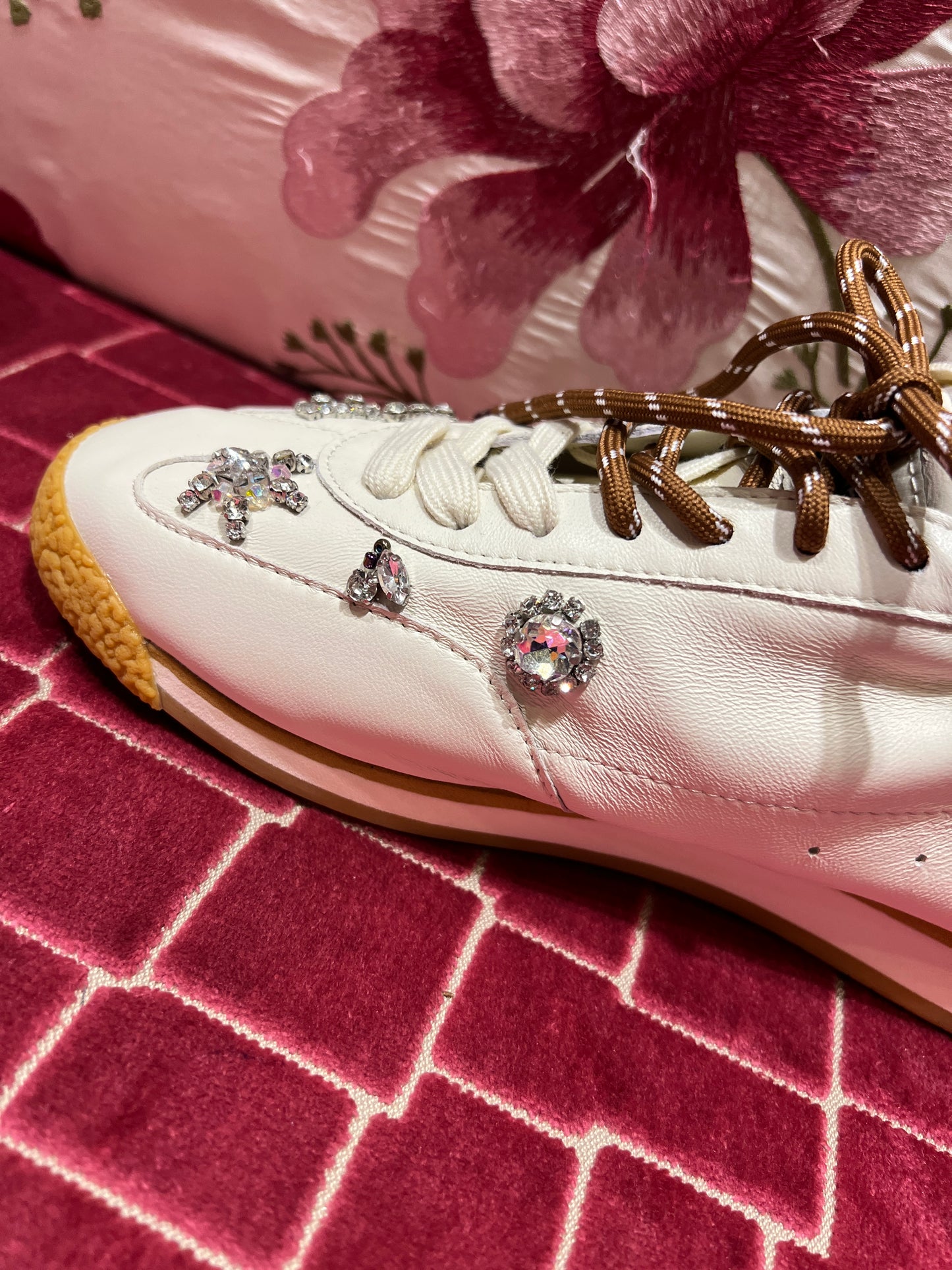 Nan-Ku sconto -30% sneaker di pelle ghiaccio con applicazioni stelle strass