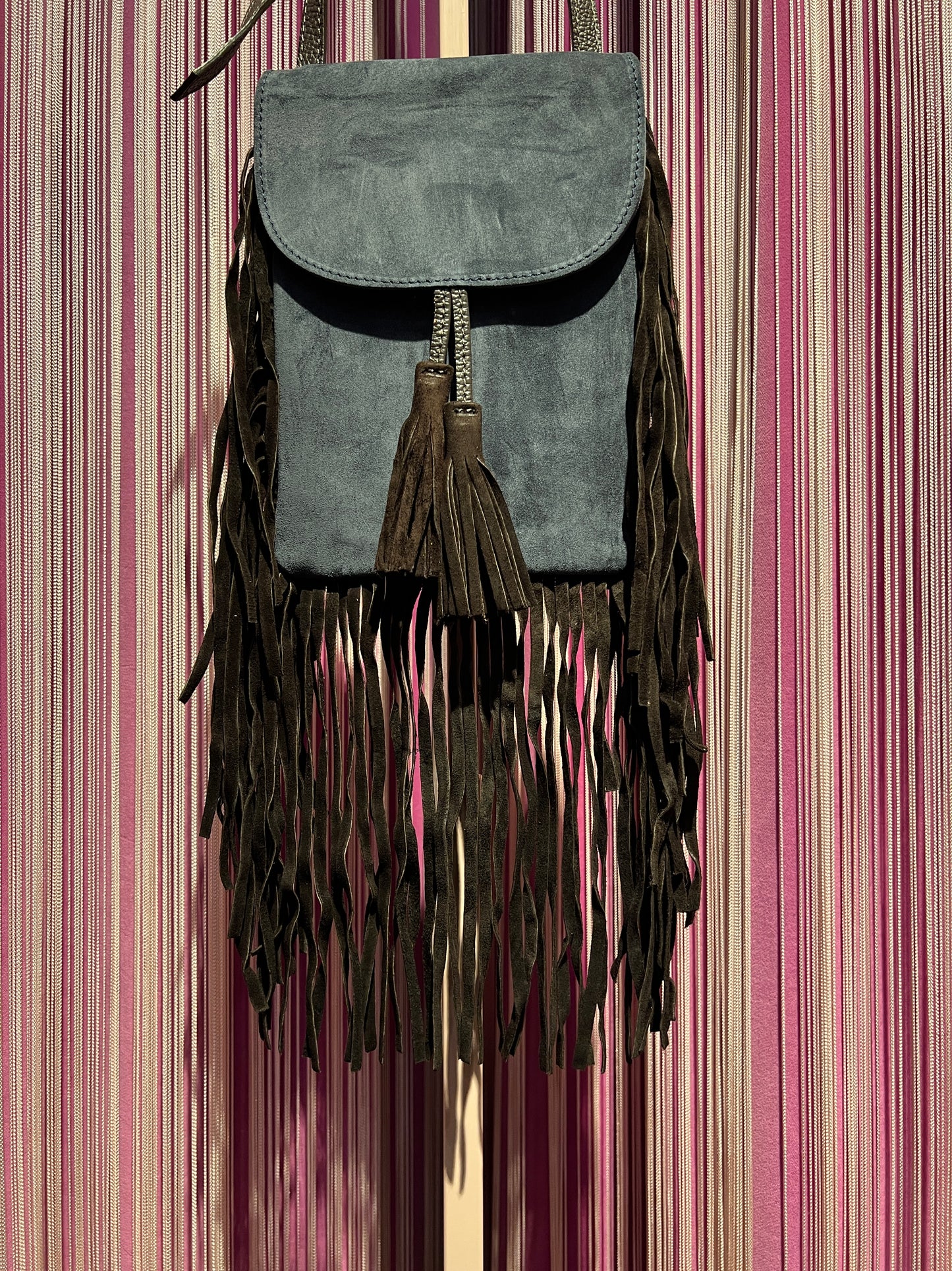 Love & roses tracollina suede con frange , nappina e mini pochette. Colore grigio