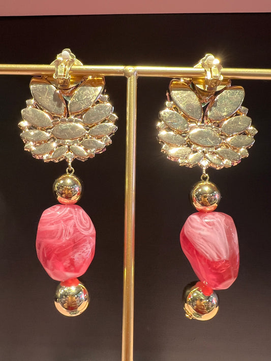 Orecchini Clips , cristalli , pietra dura fucsia, rifinitura oro