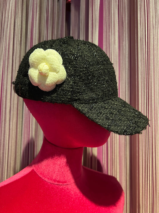 Cappello con visiera nero tessuto tweed con lurex nero regolabile e camelia panna rimovibile