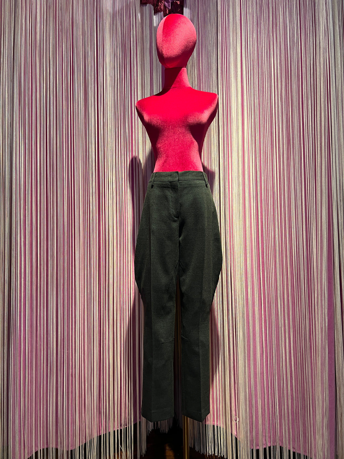 Semicouture pantalone in flanella modello svasato sui fianchi con fondo stretto