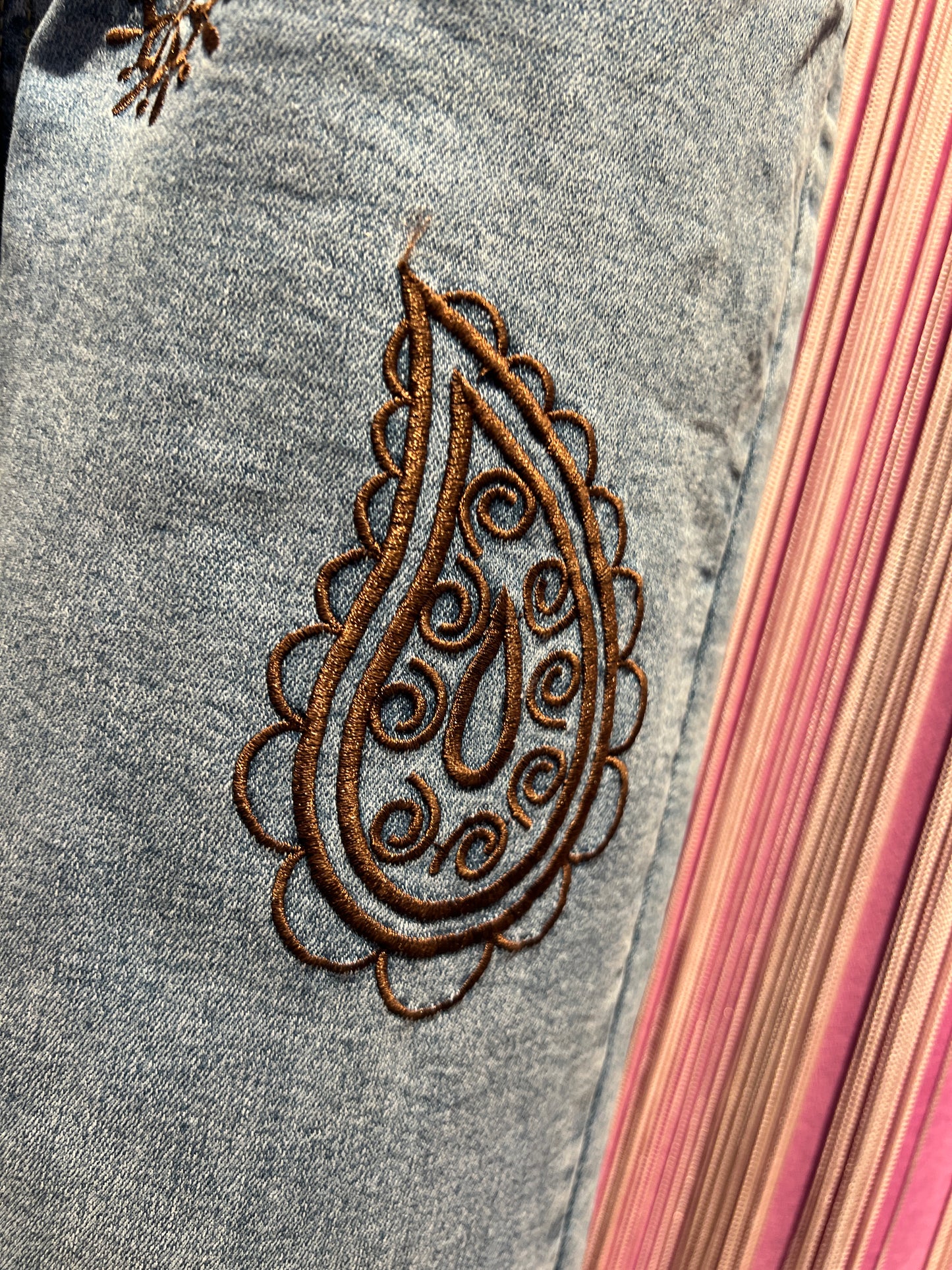 Love & roses jeans a zampa disegno cachemire