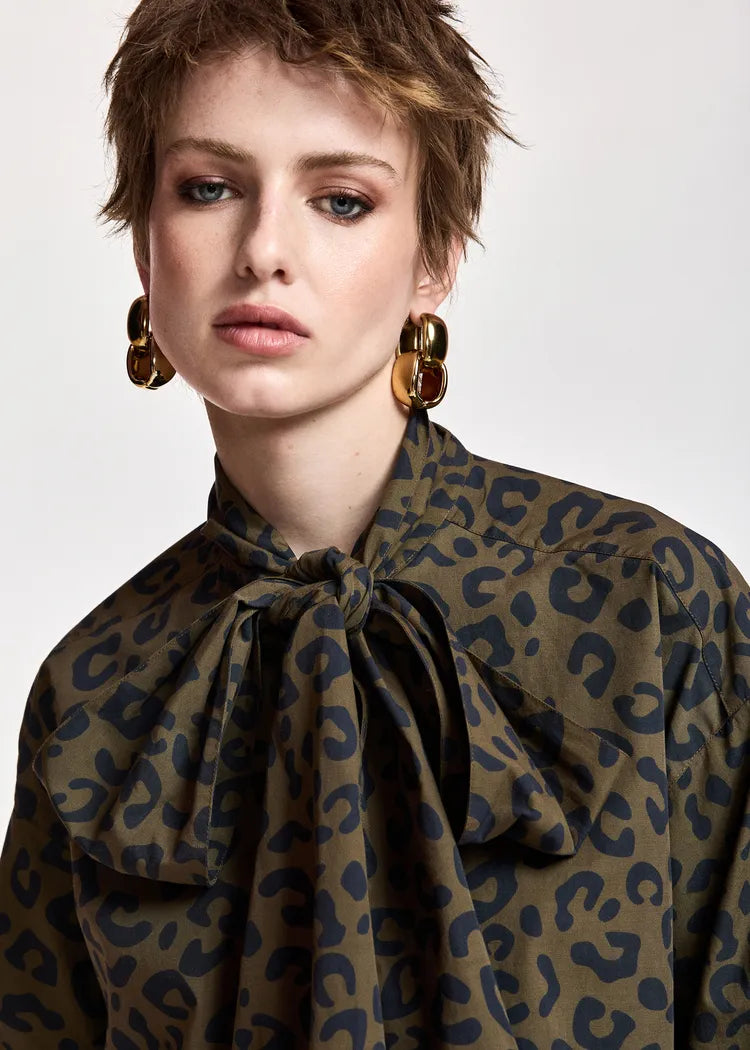 Essentiel antwerp camicia di cotone con fiocco al collo stampa leopardata kaki e blu