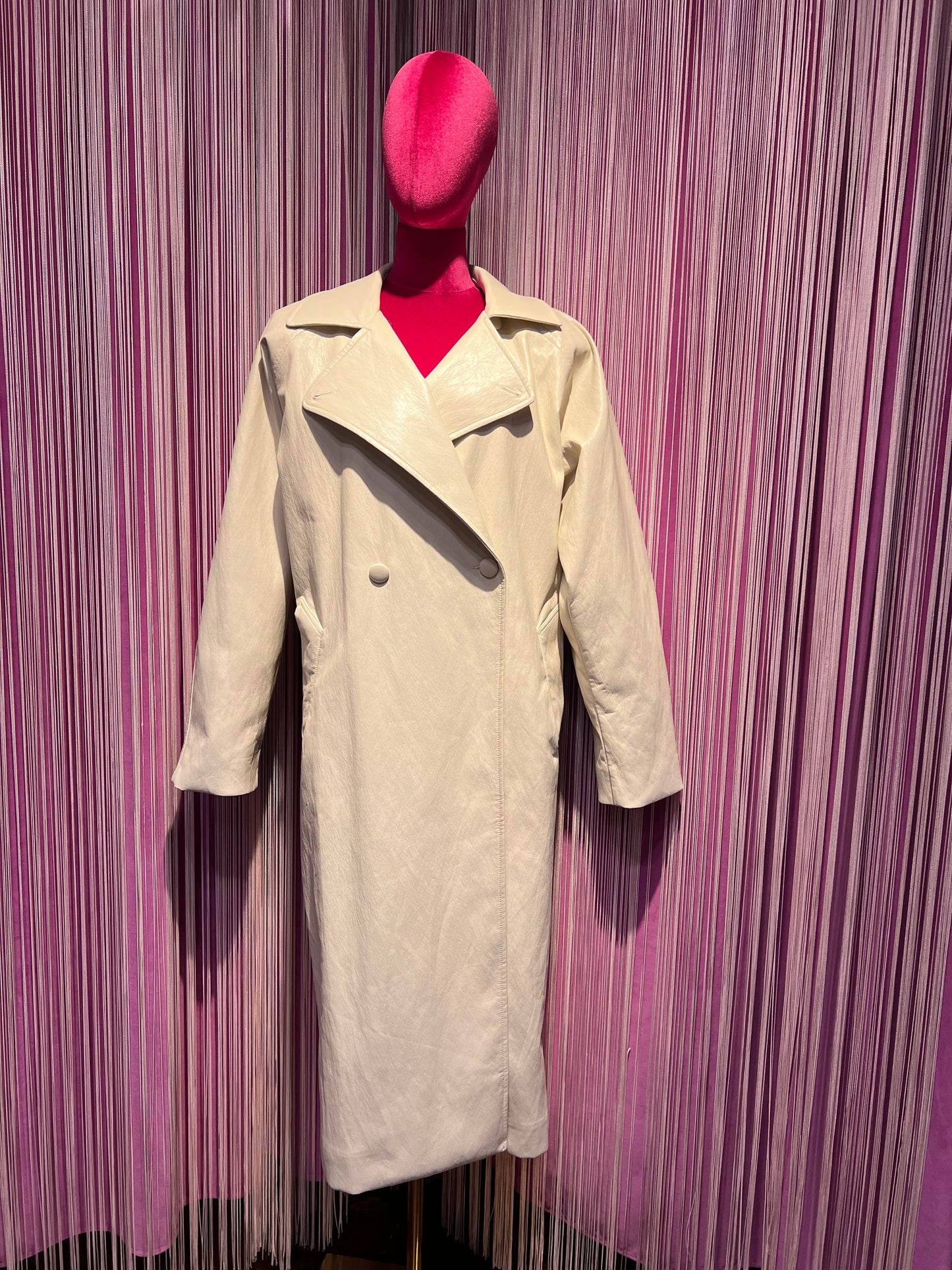 The room spolverino over in ecopelle ghiaccio con cinta