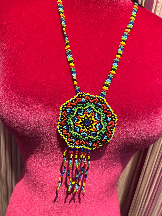 Collana lunga perline multicolor verde azzurro rosso con centrale perline