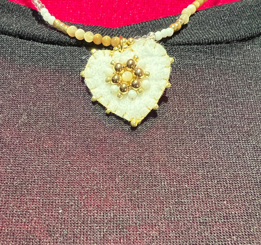 Collana girocollo perline e cuore bianco pelle e velluto