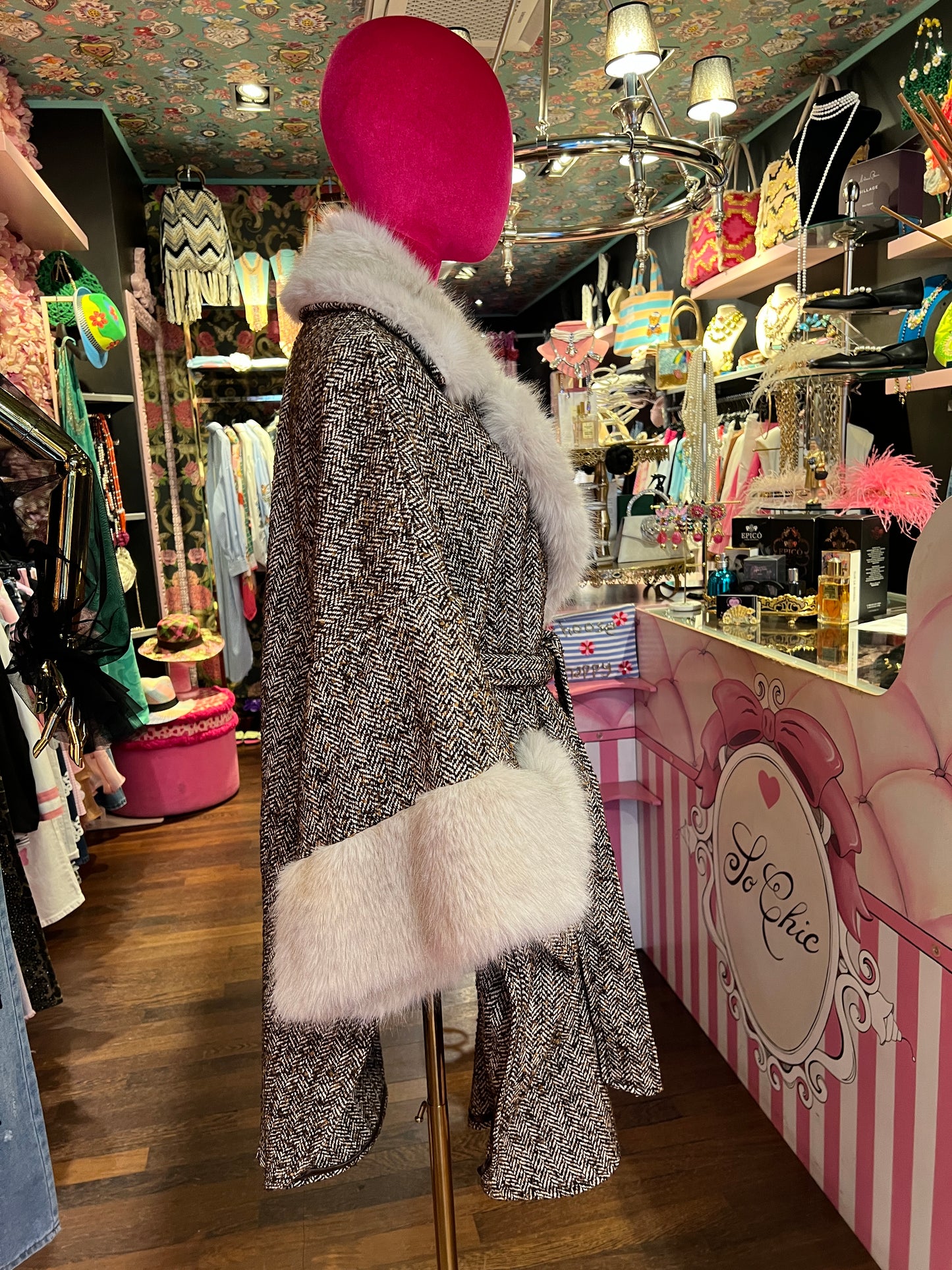 Front street cappotto in tweed caffè con cinta collo e tasche ecopelliccia bianca