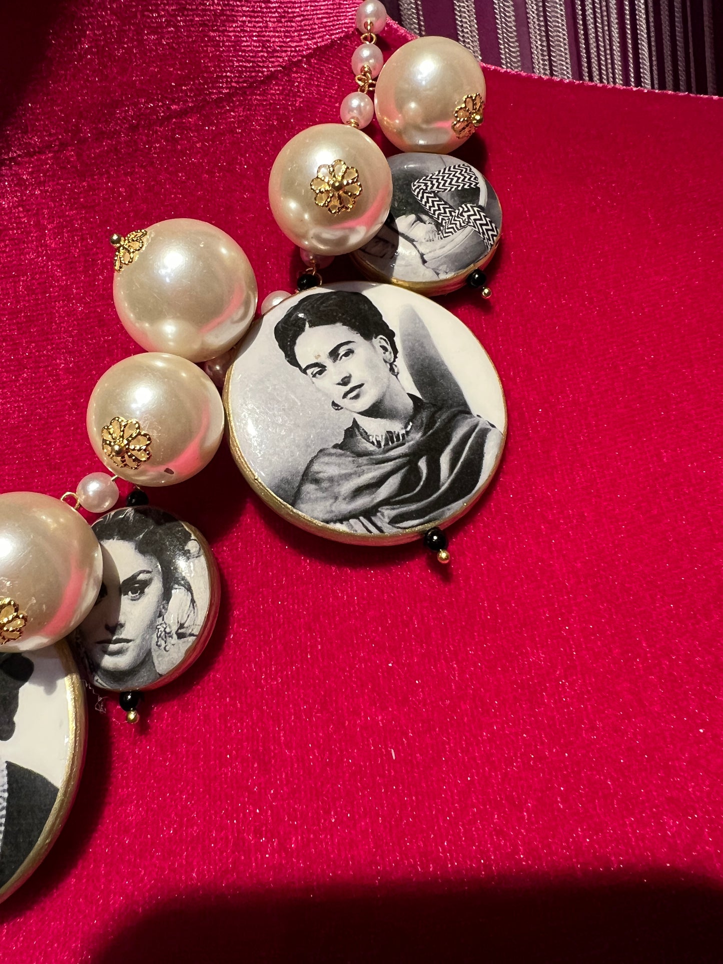 Collana girocollo perle rosario con pendenti donne iconiche