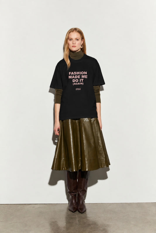 Isabelle Blanche Paris t shirt nera manica corta con stampa “ Fashion made me do it (again)” scritta color rosa cipria