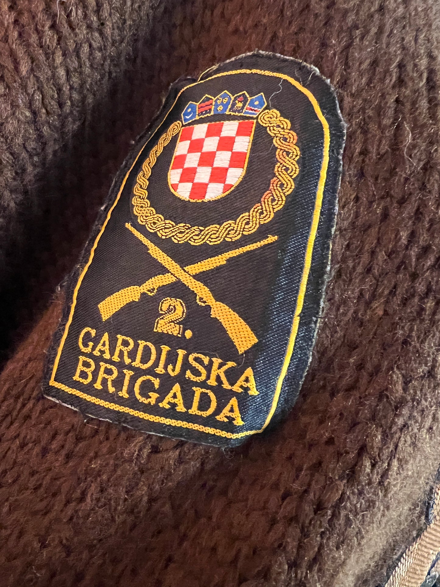 ABpink 🩷 maglia over cioccolato con profili grigi applicazione patch teddy micro paillettes ,patch cristalli e scritta Bonjour in paillettes