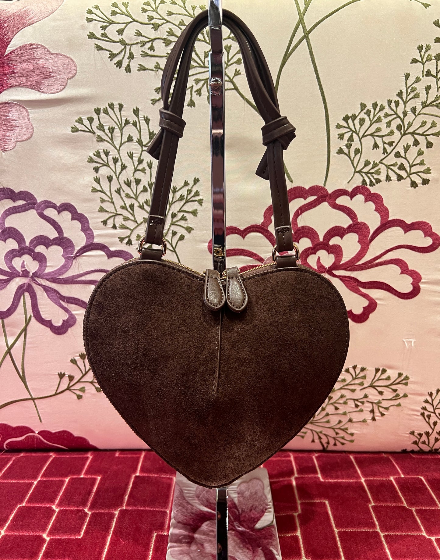 Borsa a forma di cuore con borchie scamosciata con tracolla marrone