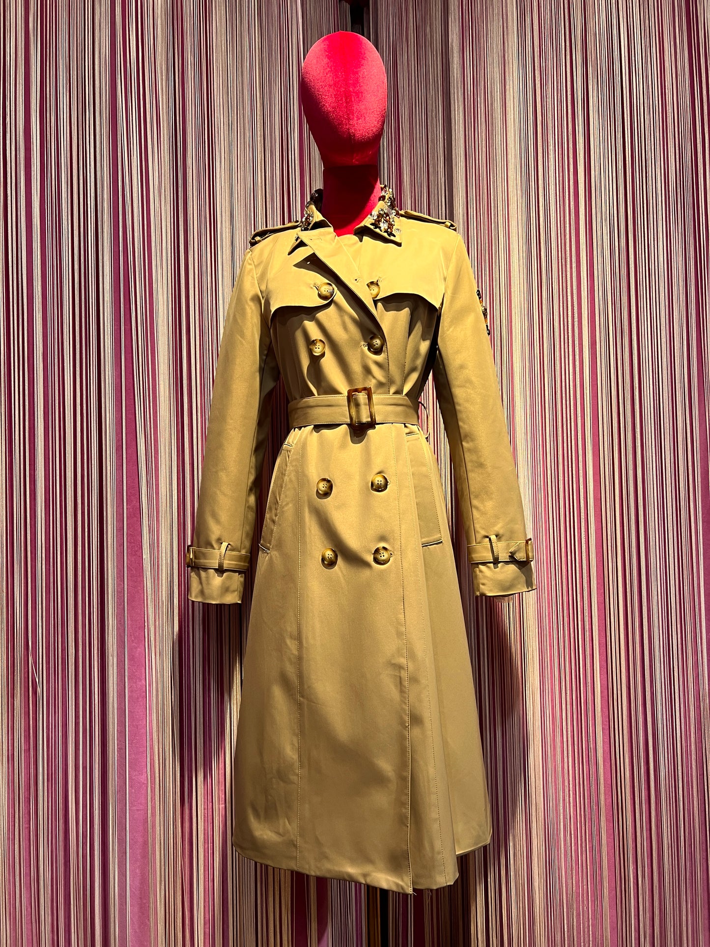 The room trench con applicazioni pietre