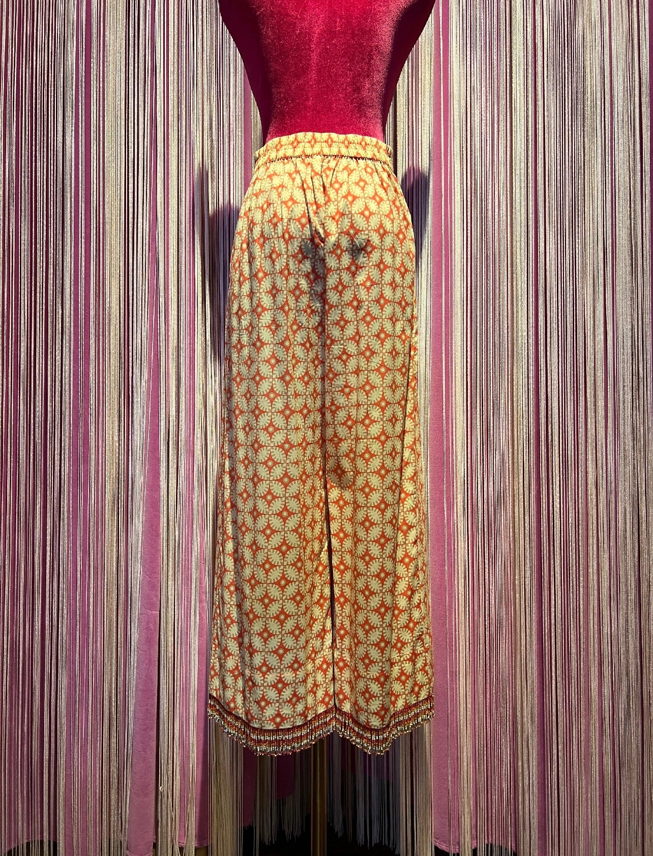 Maliparmi -50% di sconto completo camicia in tela di cotone fantasia floral arancio beige e panna con conchiglie sulle maniche e pantalone con frange perline