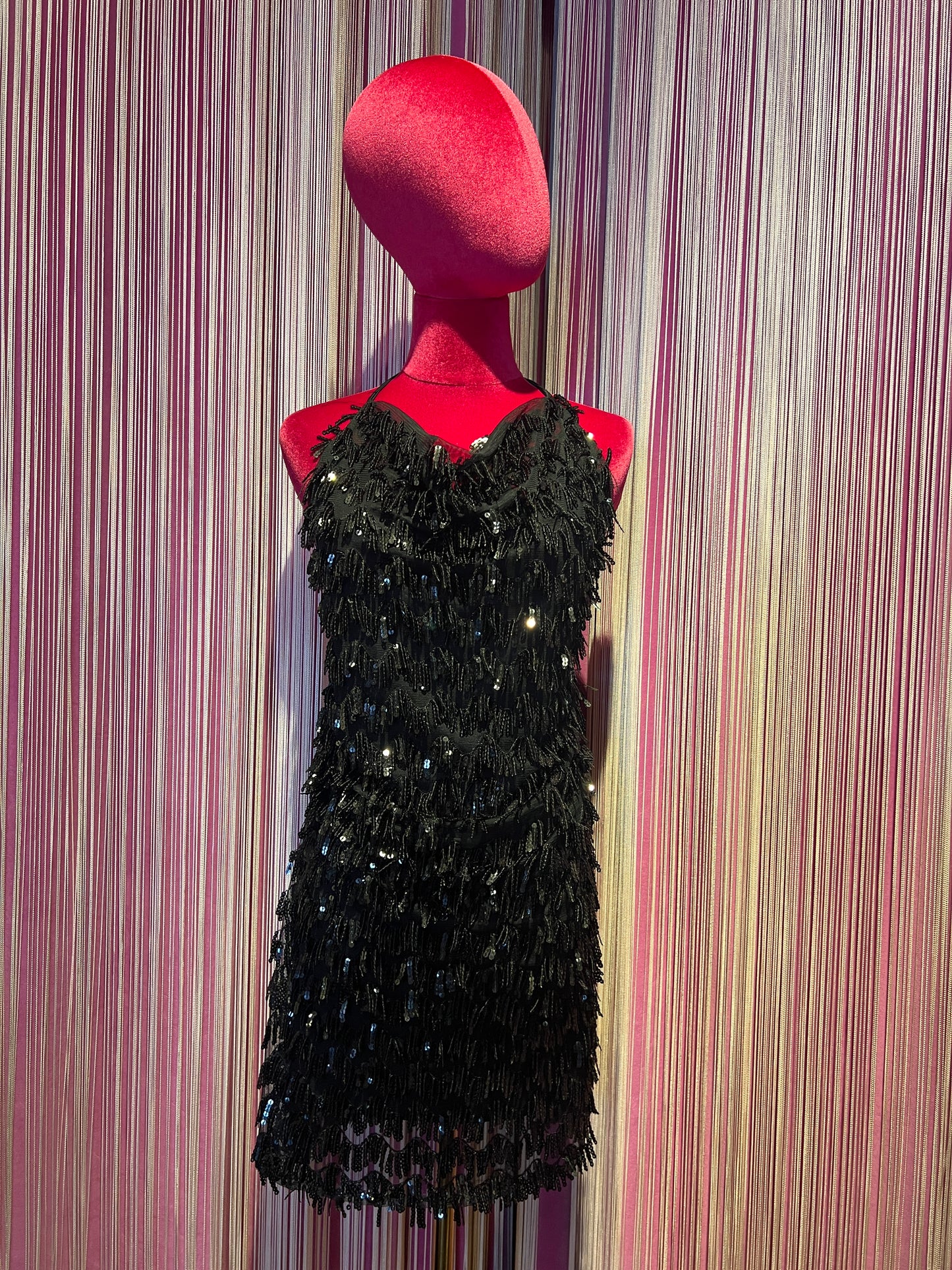 The room abito corto nero con frange dí paillettes scollato dietro