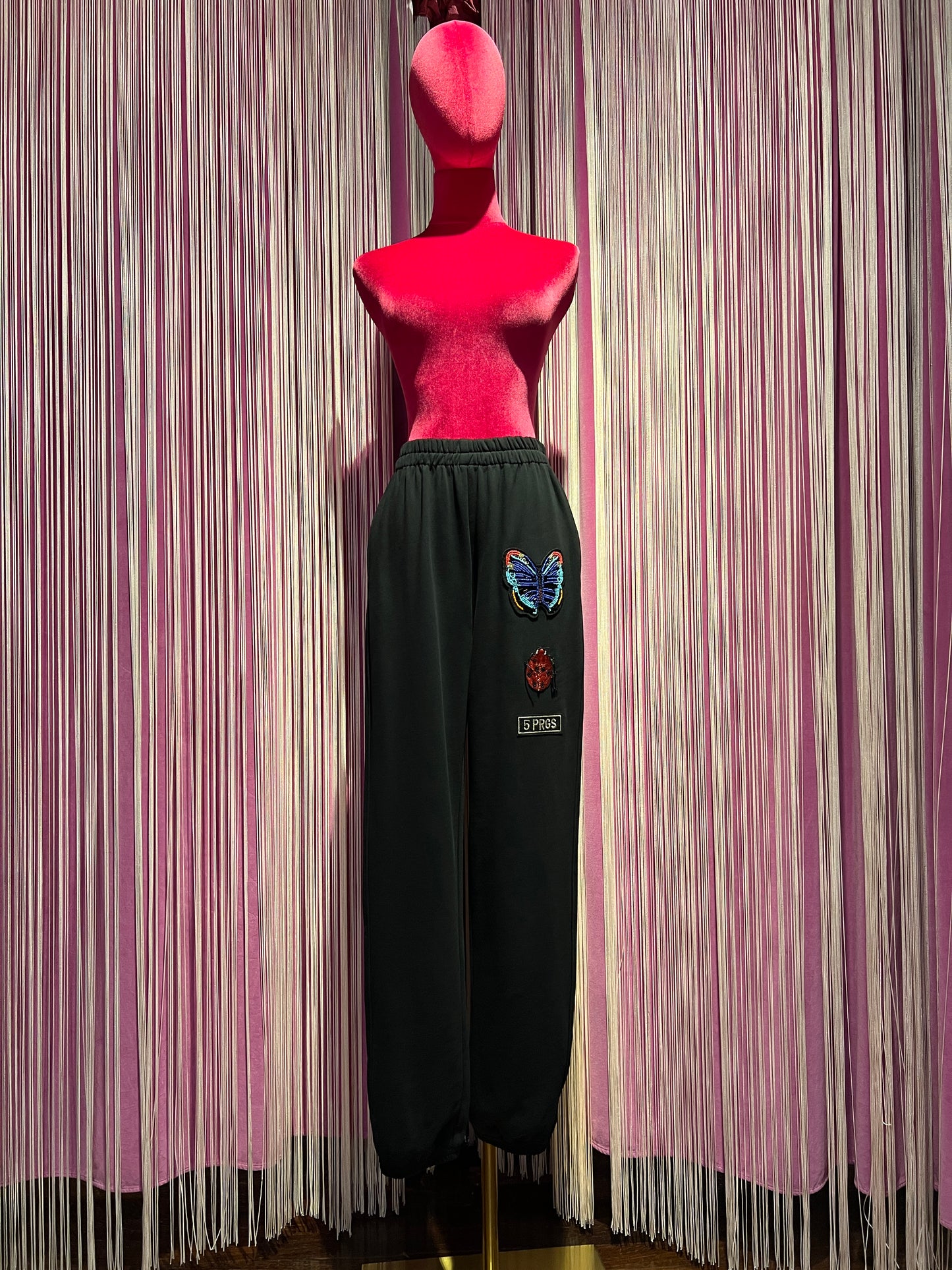 5 Progress pantalone modello jogging con patch farfalla