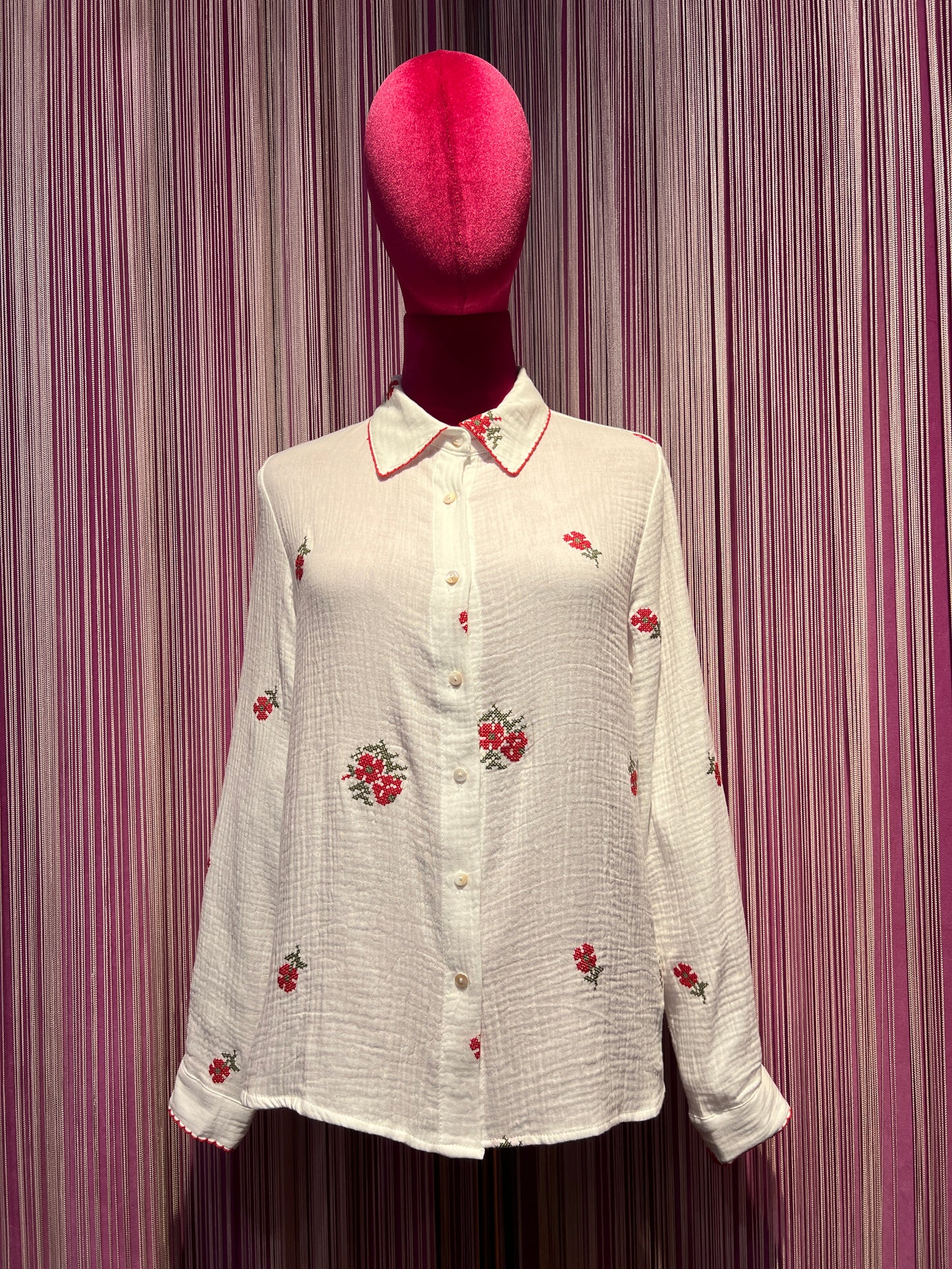 Mon amour Paris camicia cotone bianca con ricami floreali rossi e verdi a punto croce
