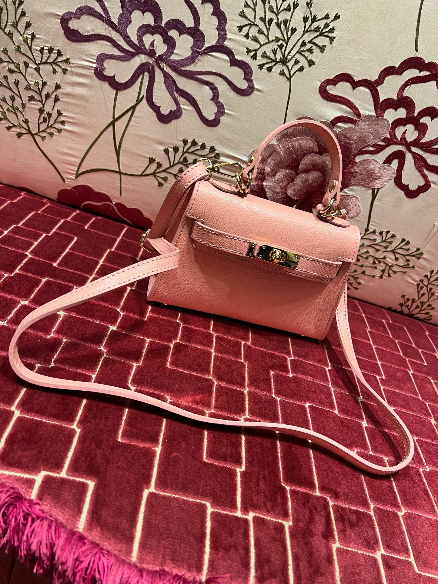 Borsa a mano rosa in pelle con tracolla