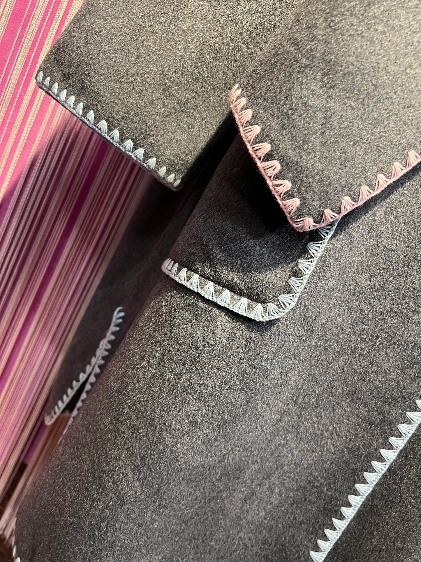 Sincere Paris cappotto con sciarpa rimovibile grigio scuro con bordi rosa e celesti