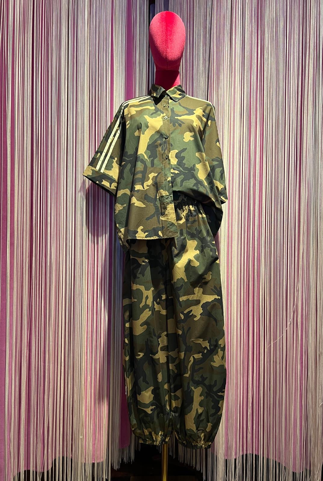 Mon amour Paris completo camouflage camicia manica corta con applicazione patch farfalla e pantalone con elastico in vita e in fondo banda laterale bianca