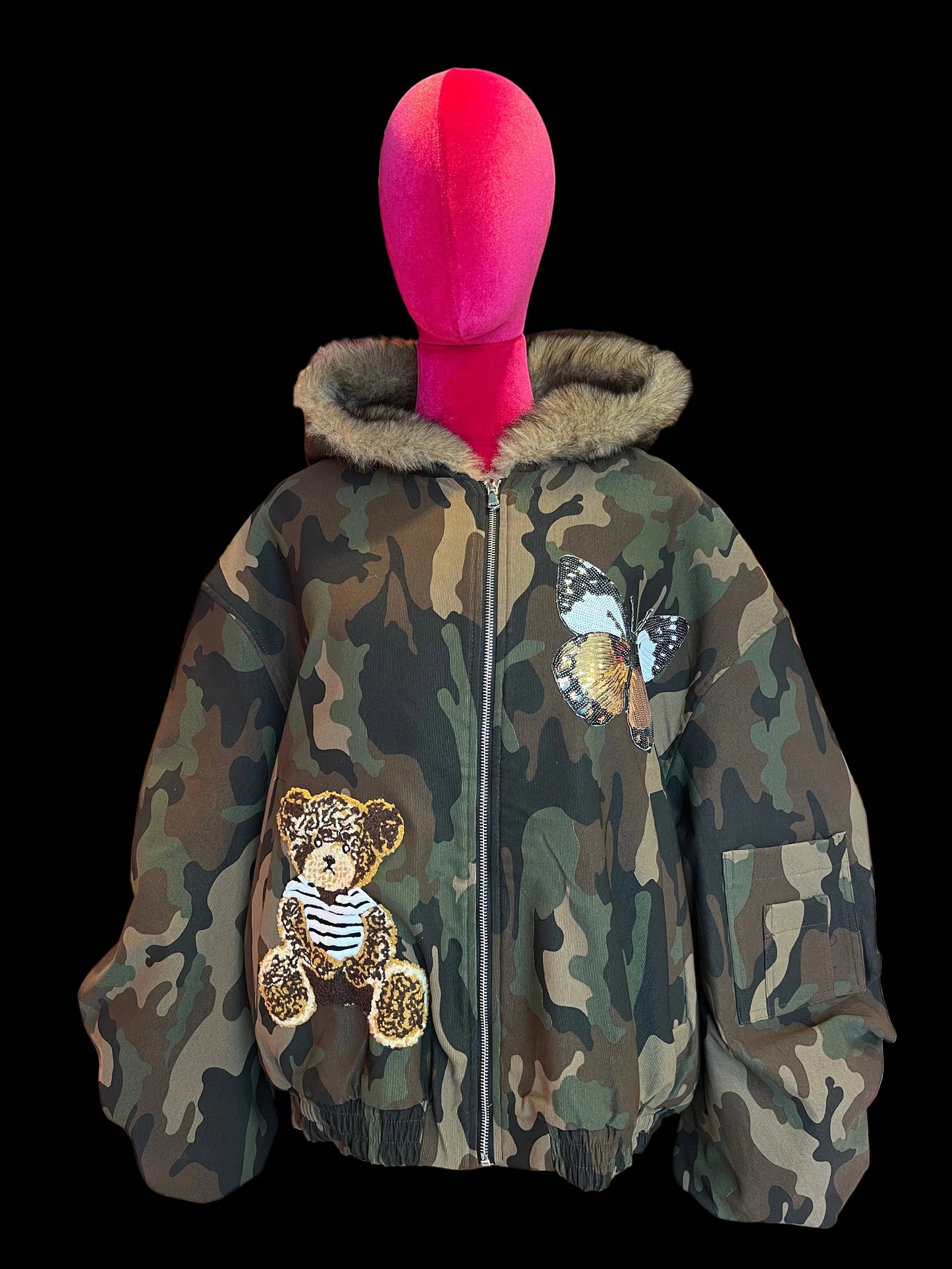 The room bomber camouflage con cappuccio interno ecopelliccia , patch orsacchiotto e farfalla di paillettes