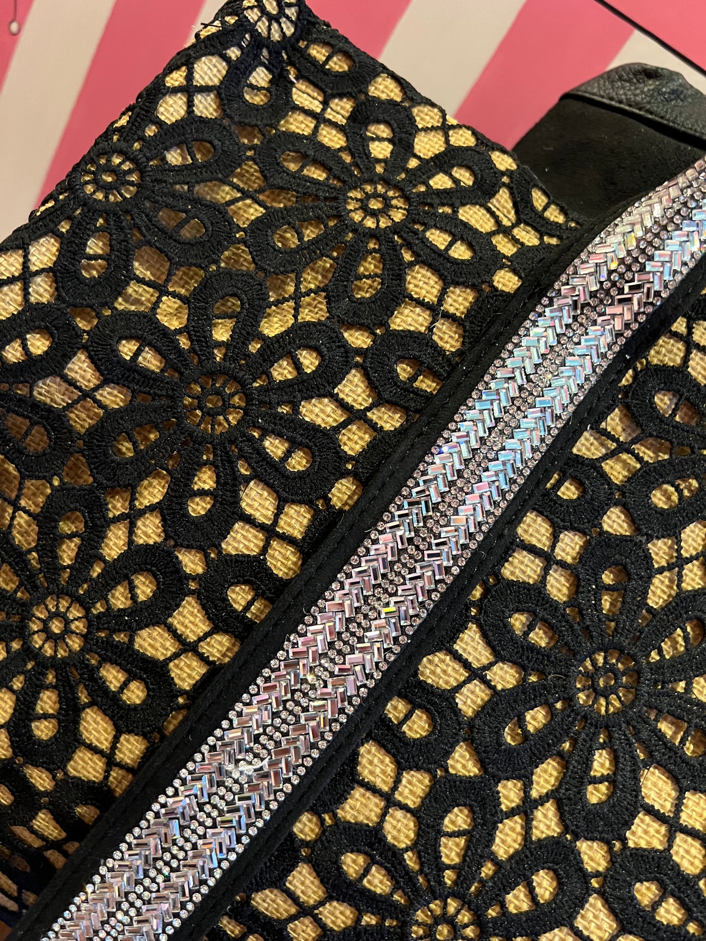 Love & roses borsa due manici in rafia e pizzo nero , cristalli e pochette nera rimovibile