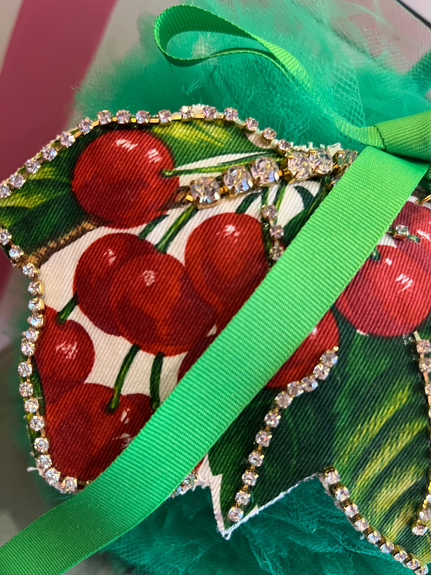 Monilia borsa paglia e tulle verde con patch ciliegie