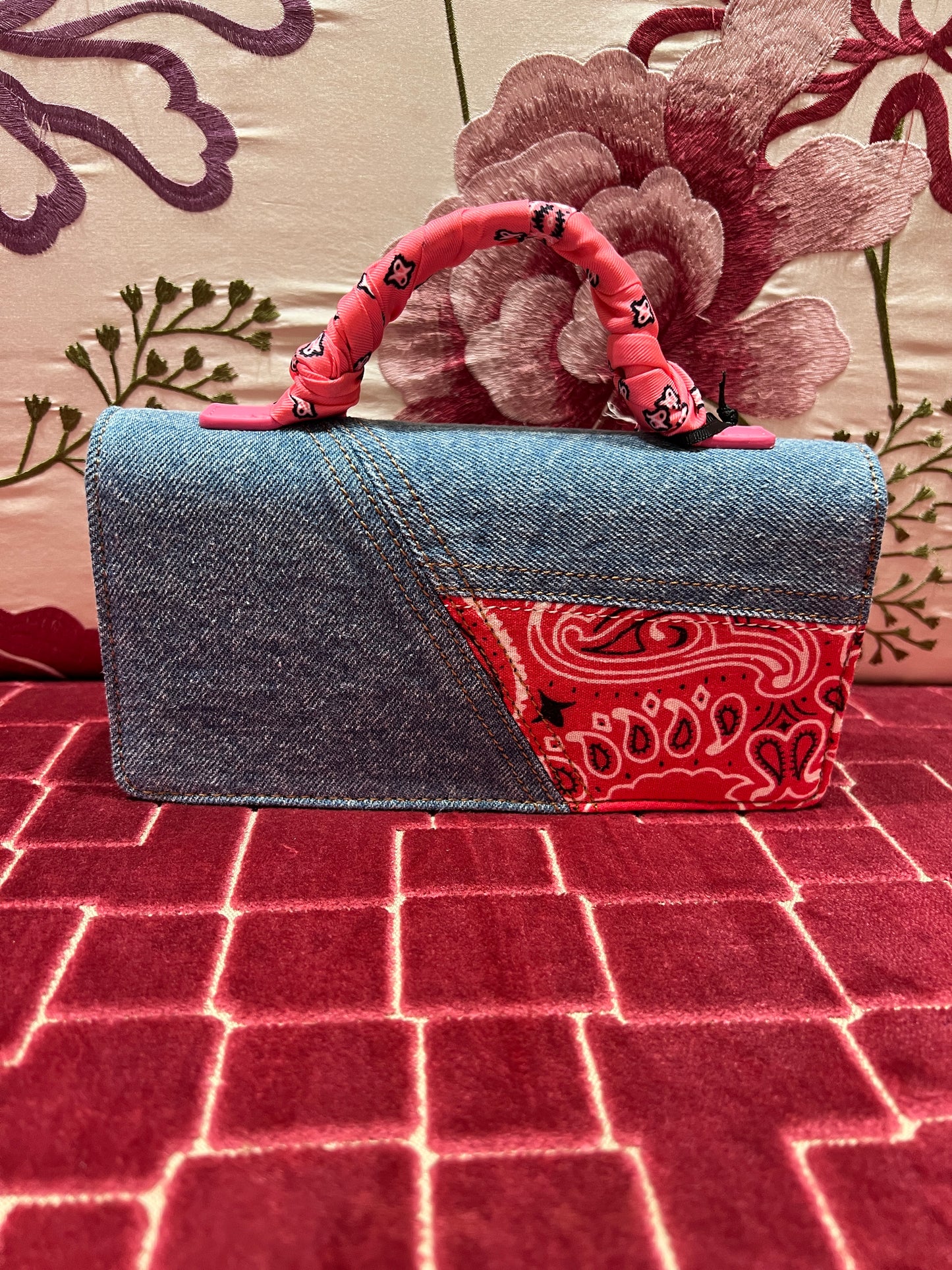 Rue Madam Paris borsa con tracollina ecopelle con patch stampa bandana manico rivestito con foulard stampa bandana rosa Paisley shoulder