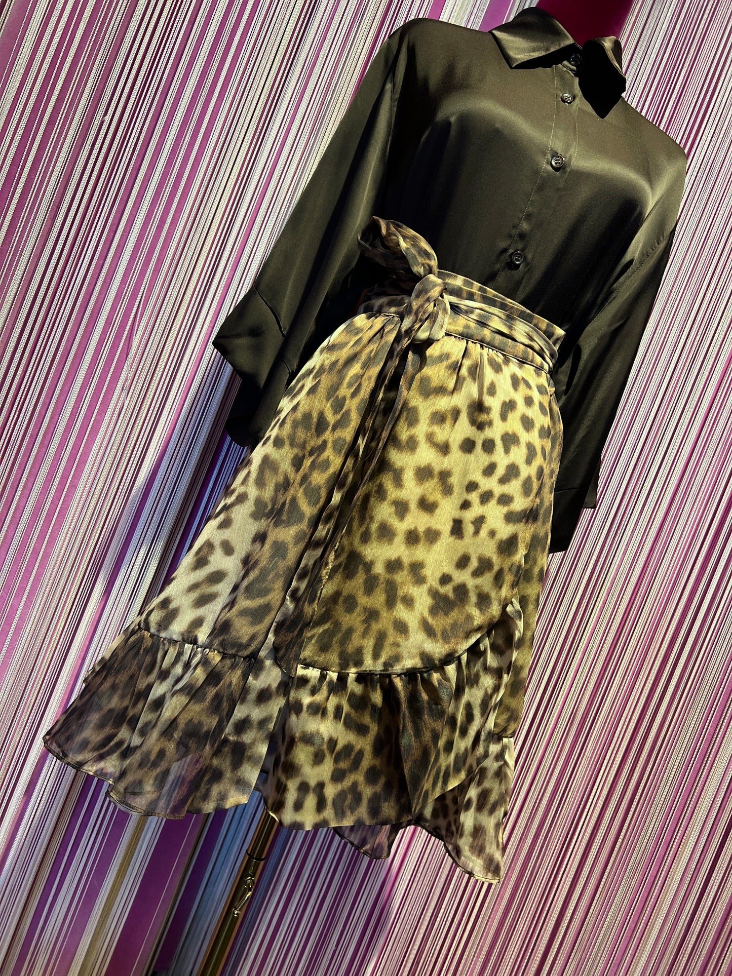 The room completo camicia satin cioccolato e gonna maculata con rouche