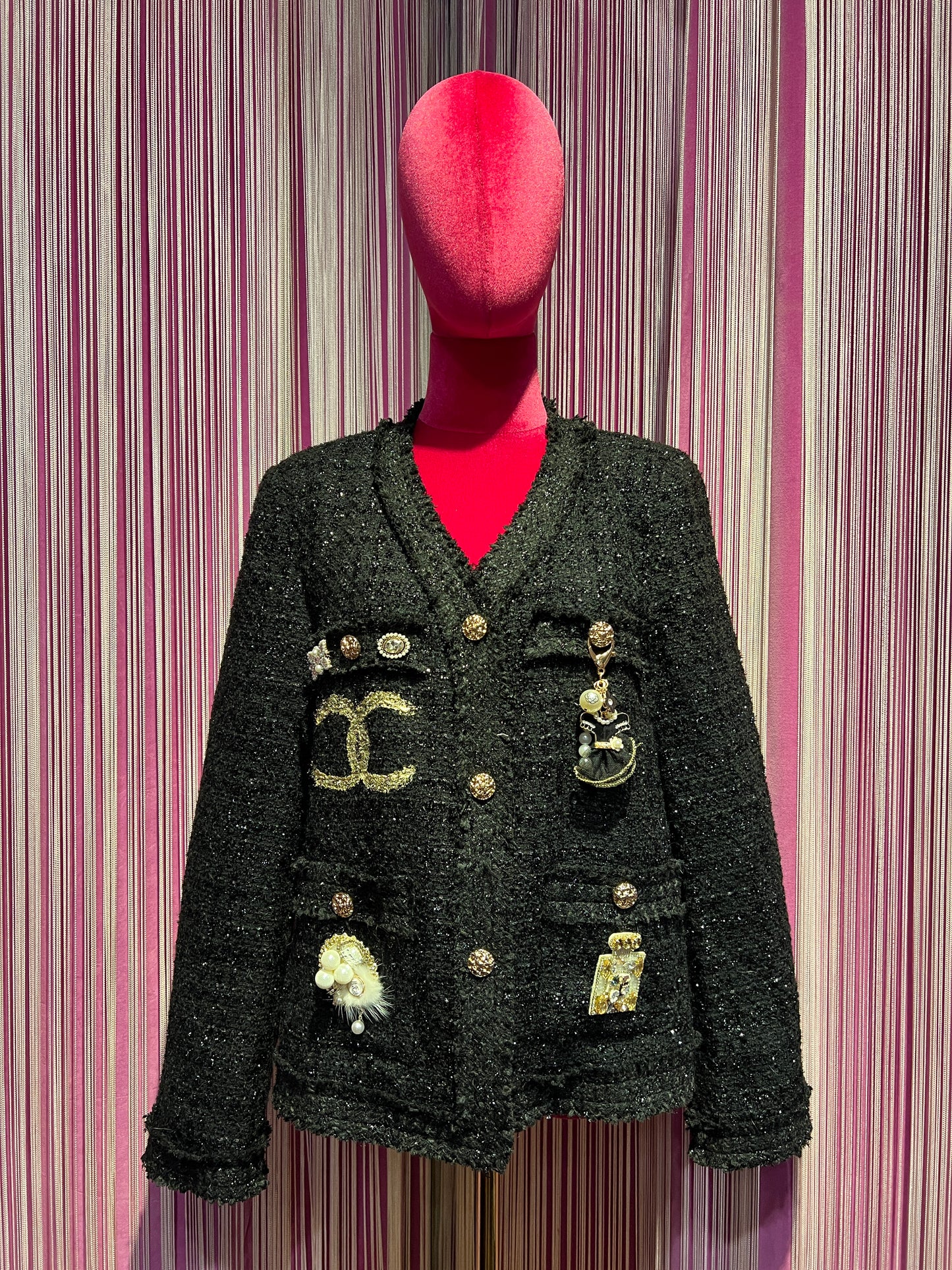 ABpink 🩷 giacca in tweed boucle’ nera con spille