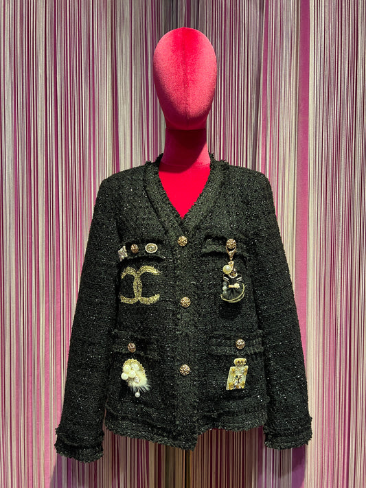 ABpink 🩷 giacca in tweed boucle’ nera con spille