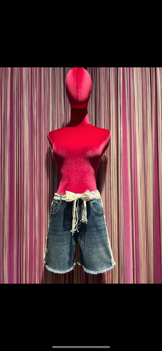 Love & roses bermuda jeans con applicazioni e fusciacca pizzo