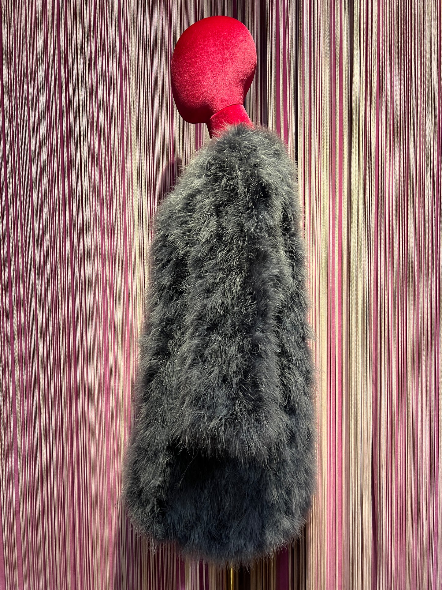 11 Love is glamour cappotto grigio piume maniche a 3/4